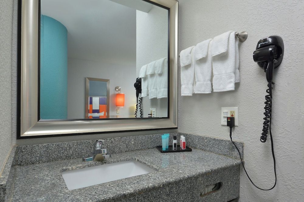 Inn @ Clemson Double Room, 2 Queen Beds 5