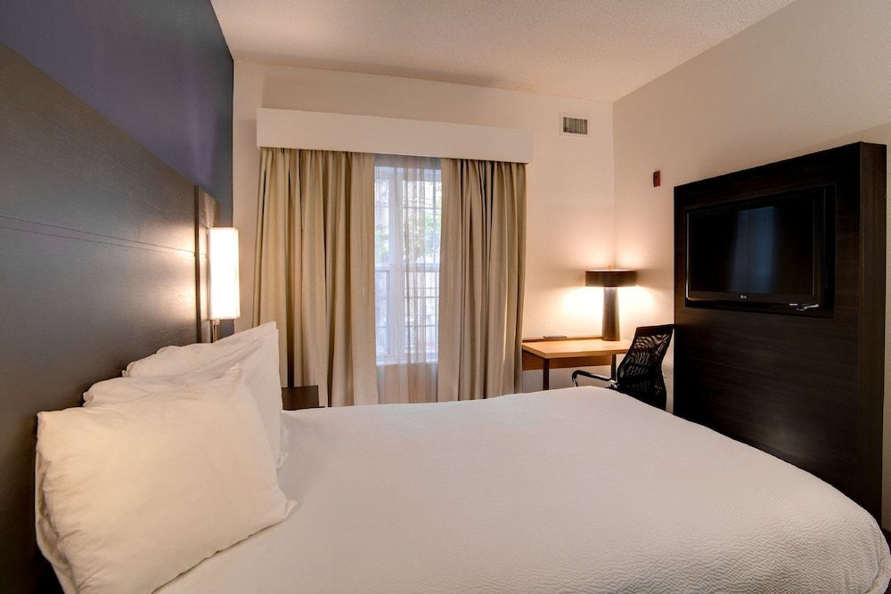 Suite, 2 Bedrooms (Mobility/Hearing Access, Roll-In Shwr)