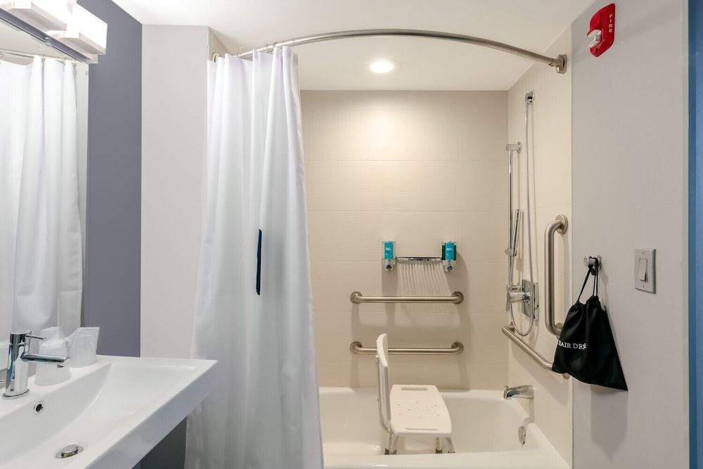 Room, 1 King Bed (Mobility/Hearing Accessible, Tub)