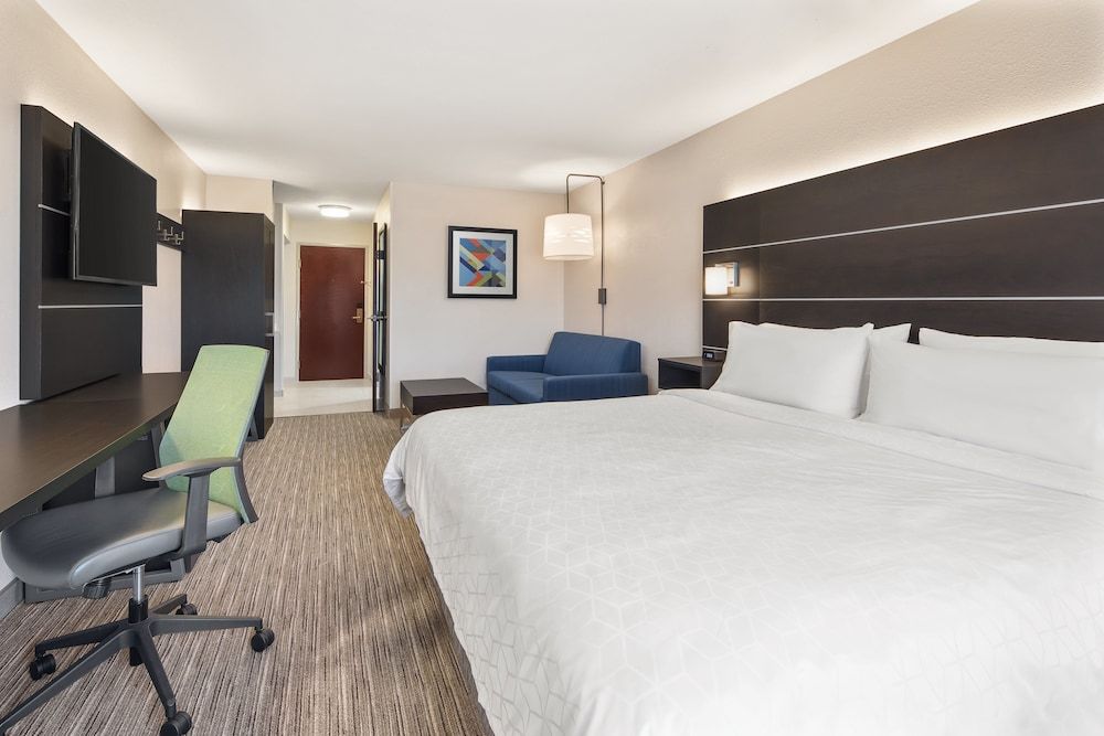 Suite, 1 King Bed, Accessible (Communication, Mobil, Transfer Shower)