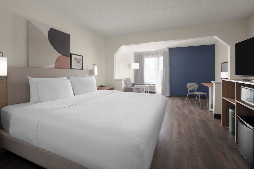 Room, 1 King Bed, Accessible (Mobility & Hearing, Roll-in Shower)