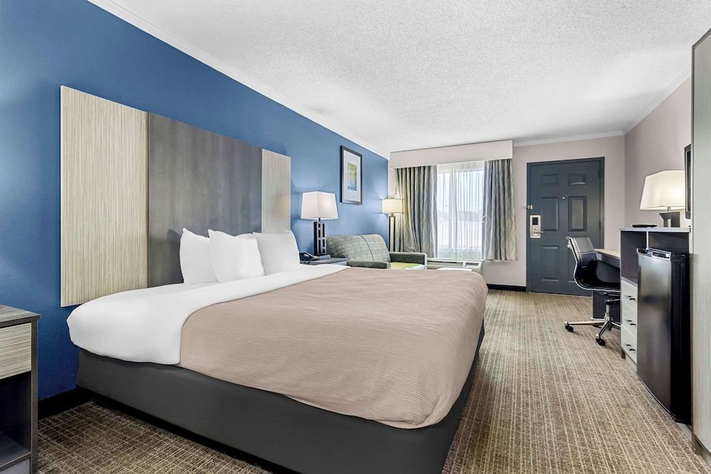 Suite, 1 King Bed, Smoking