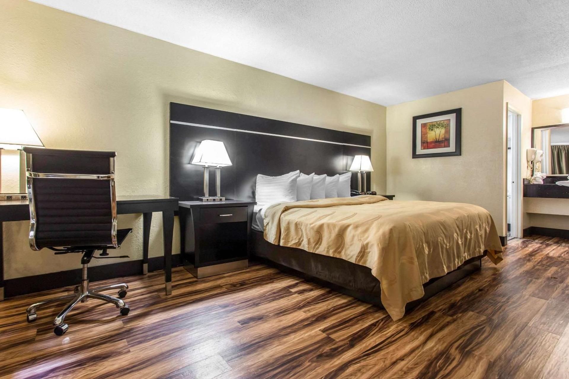 1 King Bed, Nonsmoking