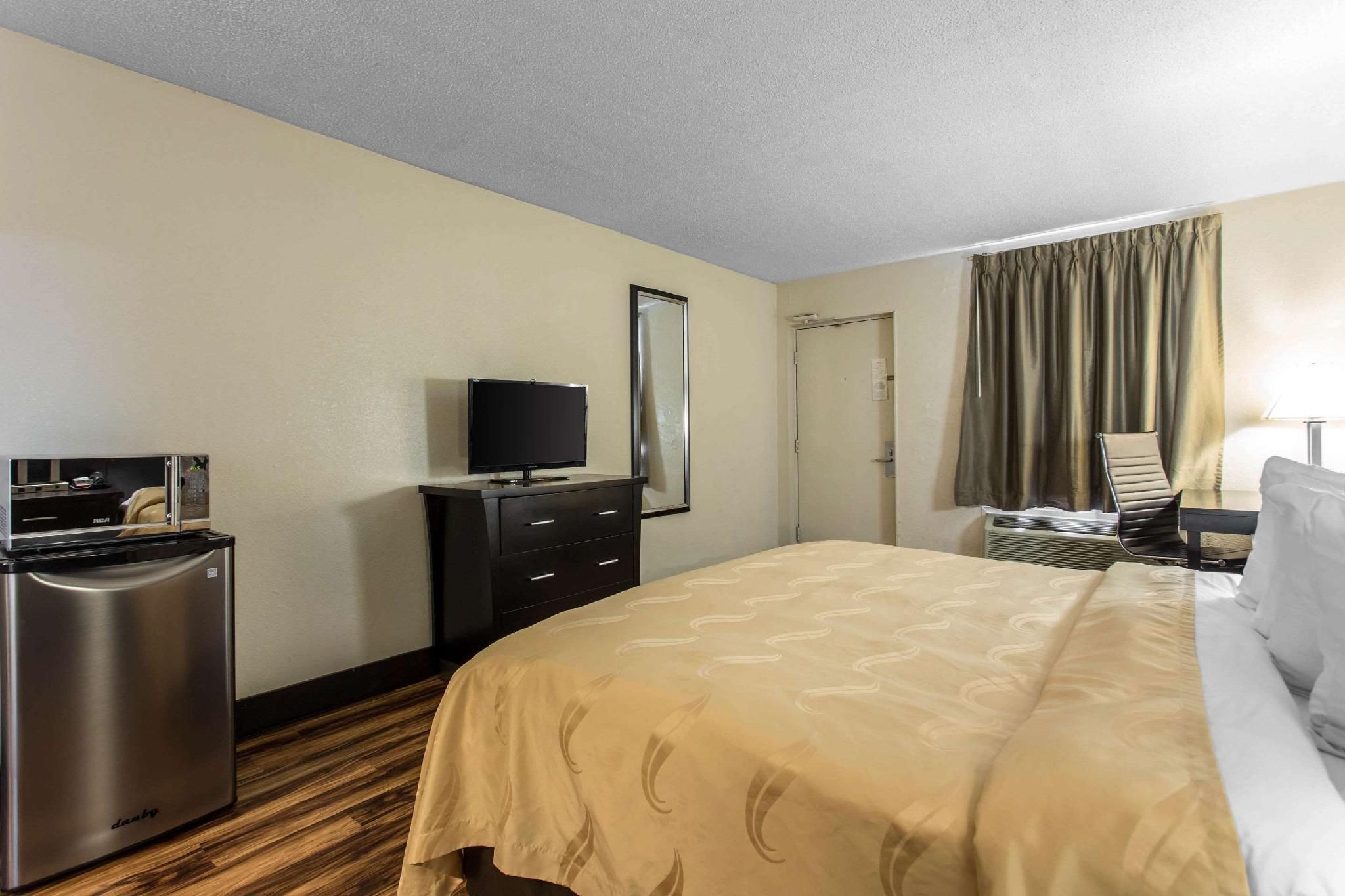 1 King Bed, Nonsmoking