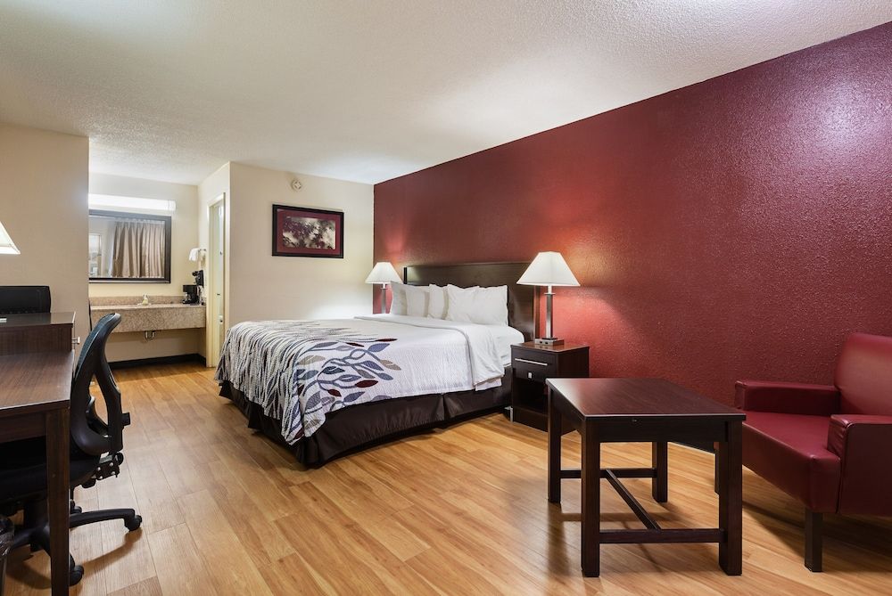 Red Roof Inn Hardeeville Deluxe Room, 1 King Bed, Smoking 2