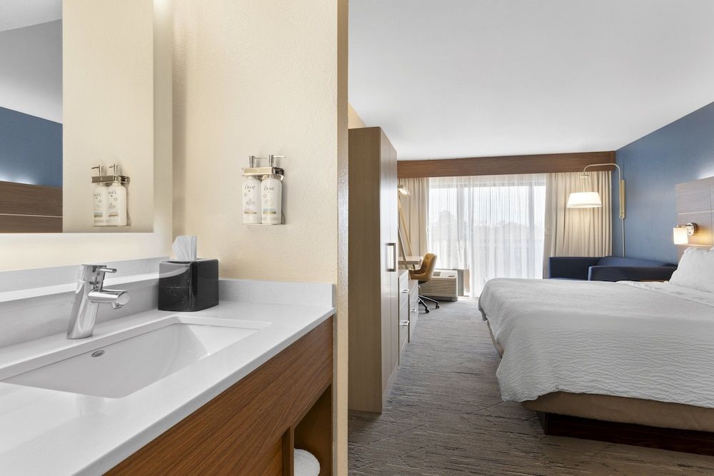 Standard Room, 1 King Bed, Accessible (Mobility, Roll-In Shower)