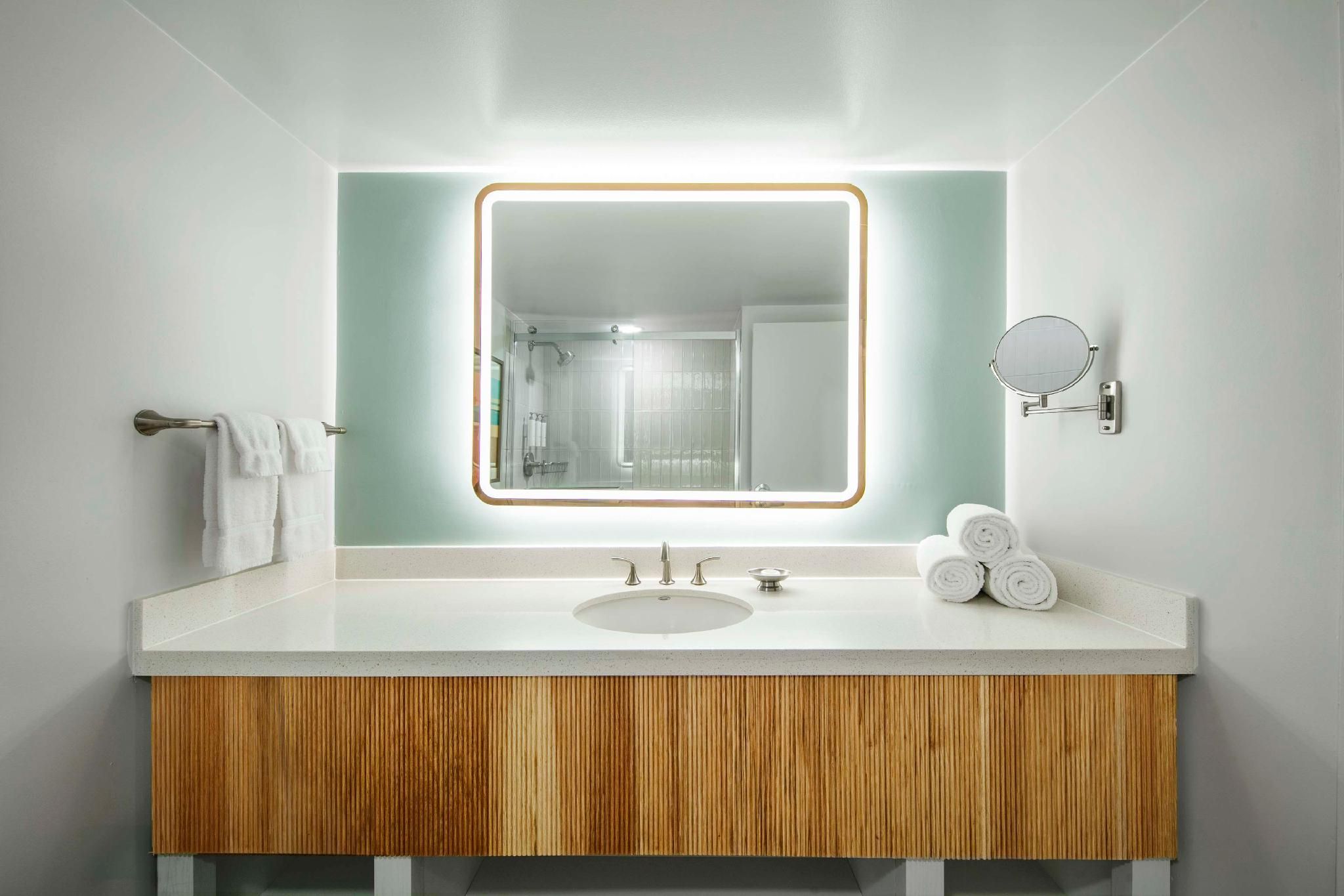 Sonesta Resort Hilton Head Island Deluxe Two Queens - Mobility Accessible - Roll-In Shower 3