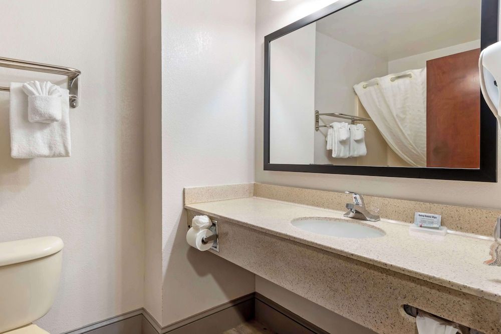 Best Western Magnolia Inn And Suites Standard Room, 1 King Bed, Accessible, Refrigerator & Microwave 4