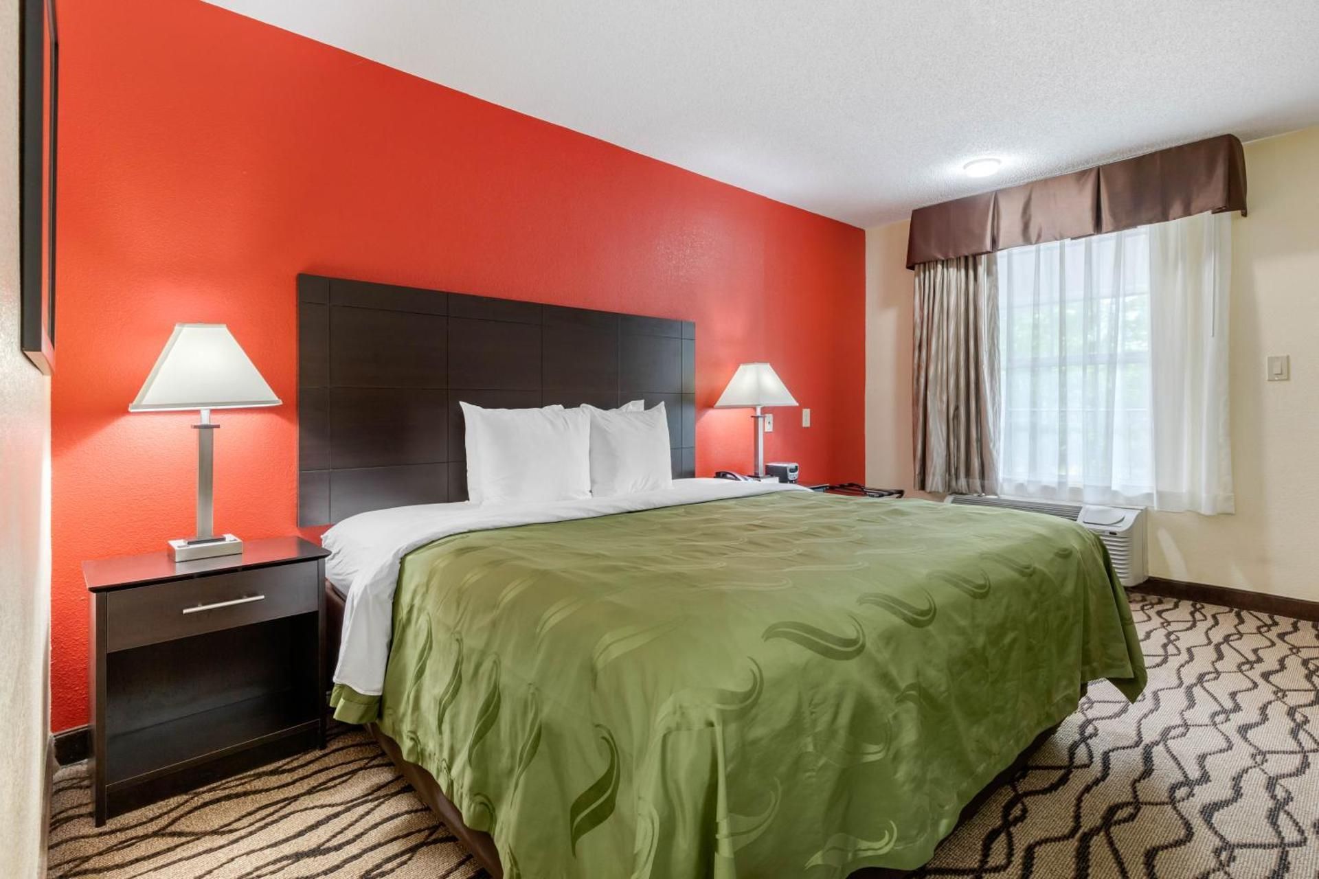 1 King Bed, Nonsmoking, Accessible