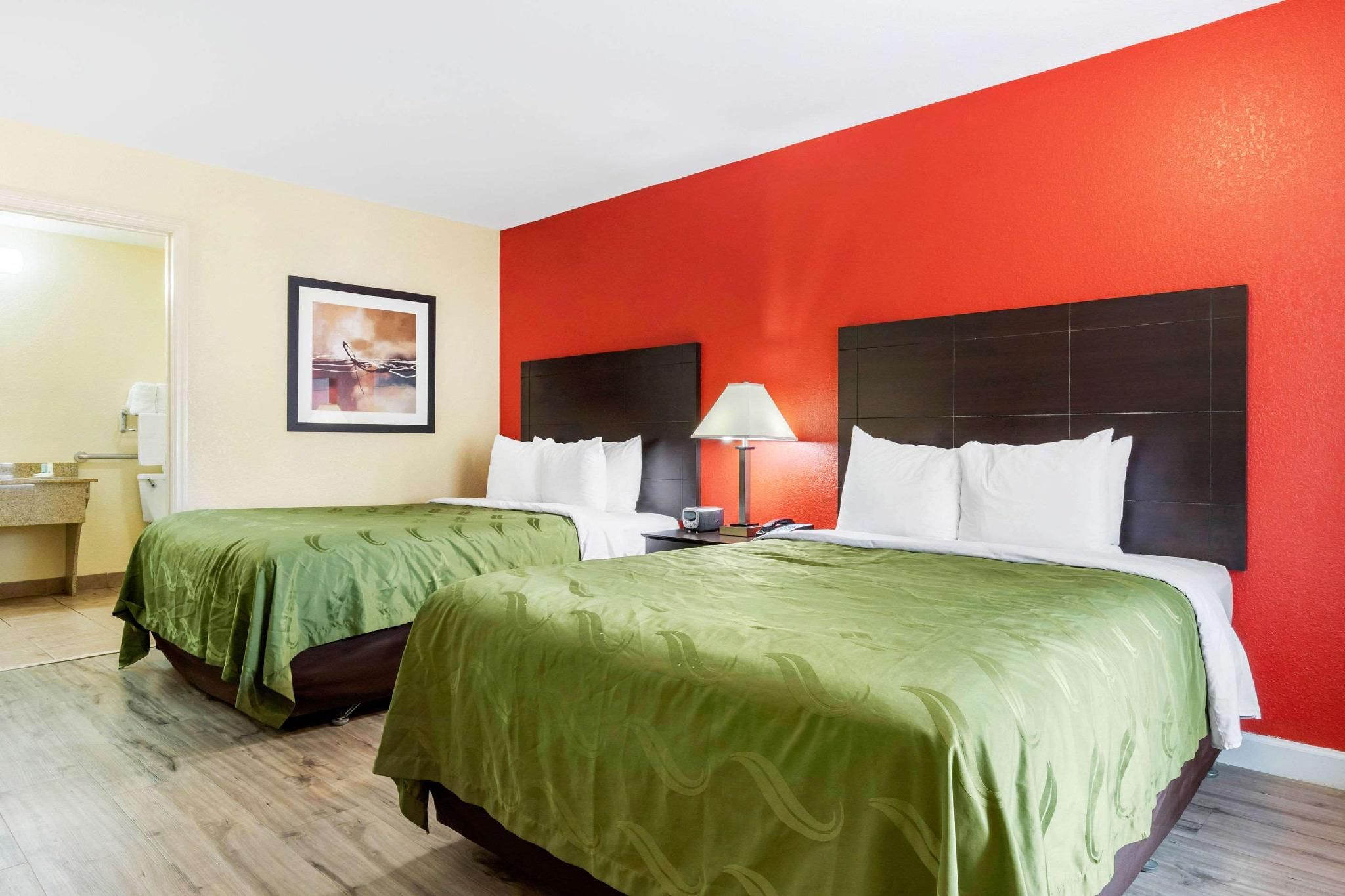 2 Queen Beds Smoking, Accessible