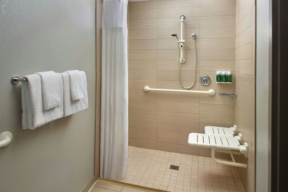 Room, 2 Queen Beds (Mobility/Hearing Access, Roll-In Shwr)