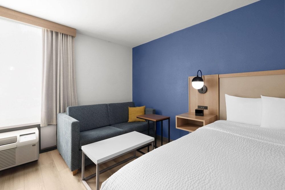 Room, 1 King Bed, Accessible, Non Smoking (Roll-In Shower)