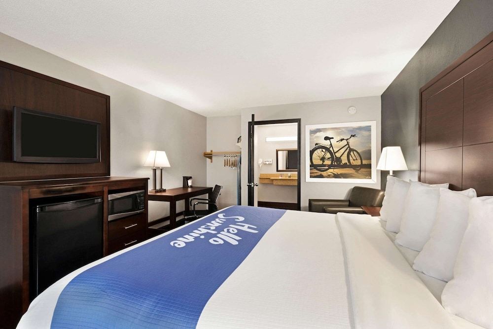 Room, 1 King Bed, Smoking