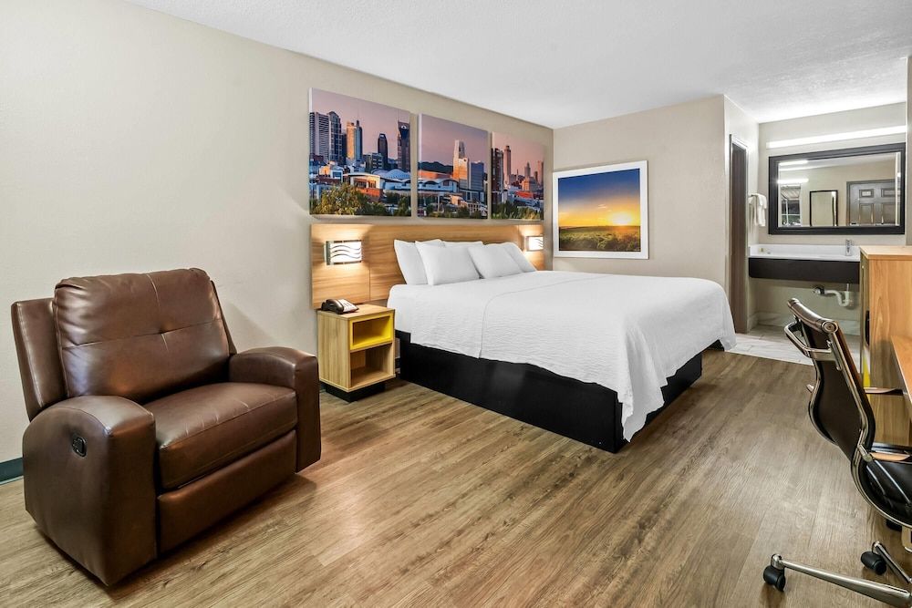 Room, 1 King Bed, Smoking