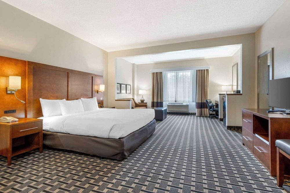 1 KING BED WITH SITTING AREA