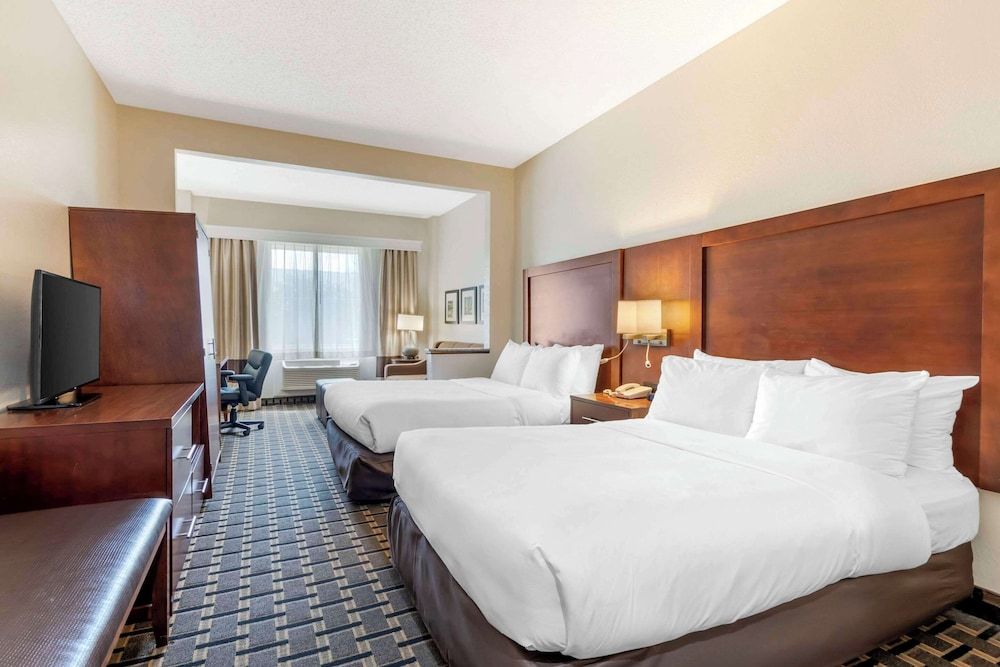 1 QUEEN BED WITH ACCESSIBLE TUB