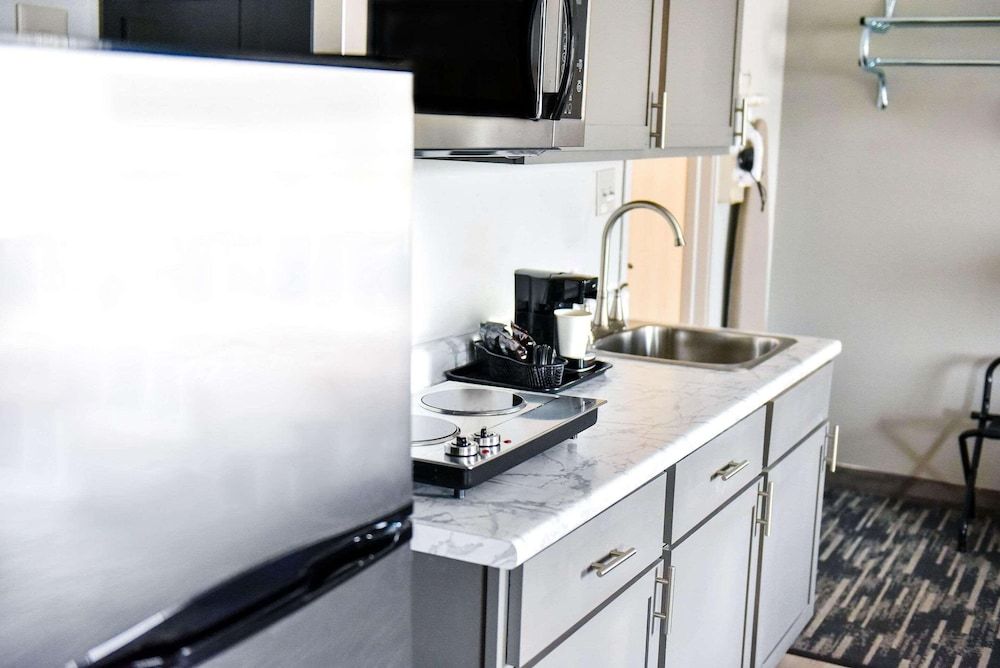 Studio Suite, 1 King Bed, Non Smoking, Kitchenette