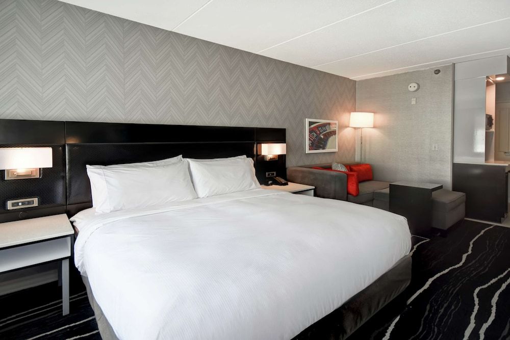 Room, 1 King Bed, Accessible (3x3 Shower, Mobility & Hearing)