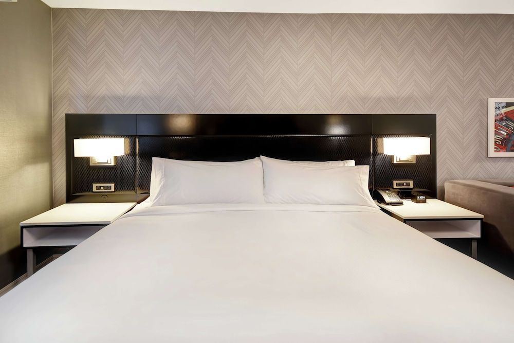 Junior Suite, 1 King Bed, Accessible (3x3 Shower, Mobility & Hearing)