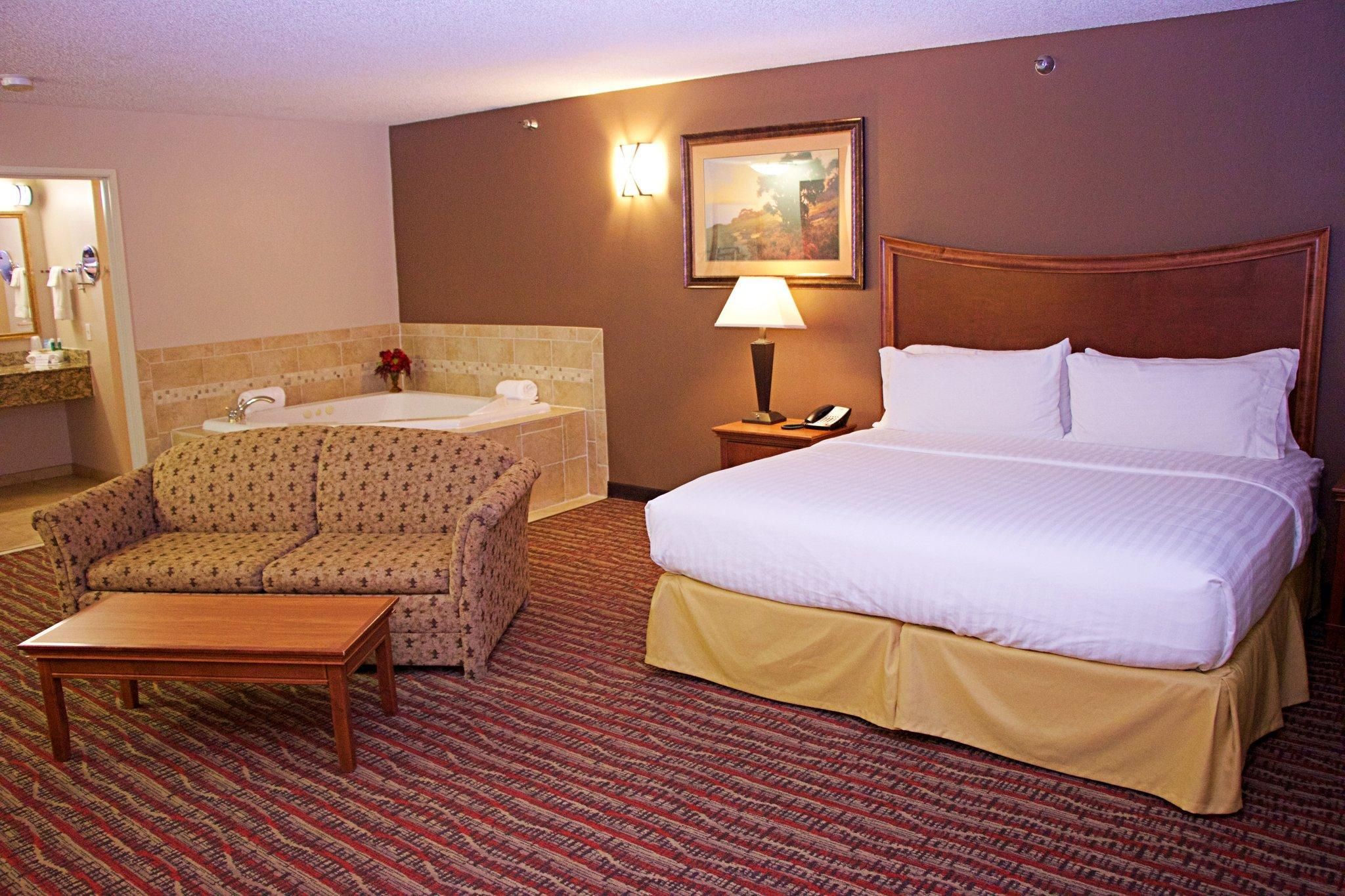 1 King Bed Suite Jetted Tub Sofa Bed