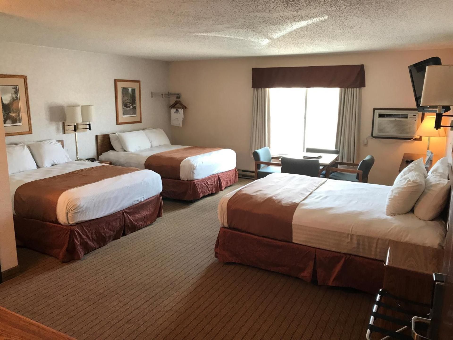 3 Queen Beds, Family Room, Non-Smoking