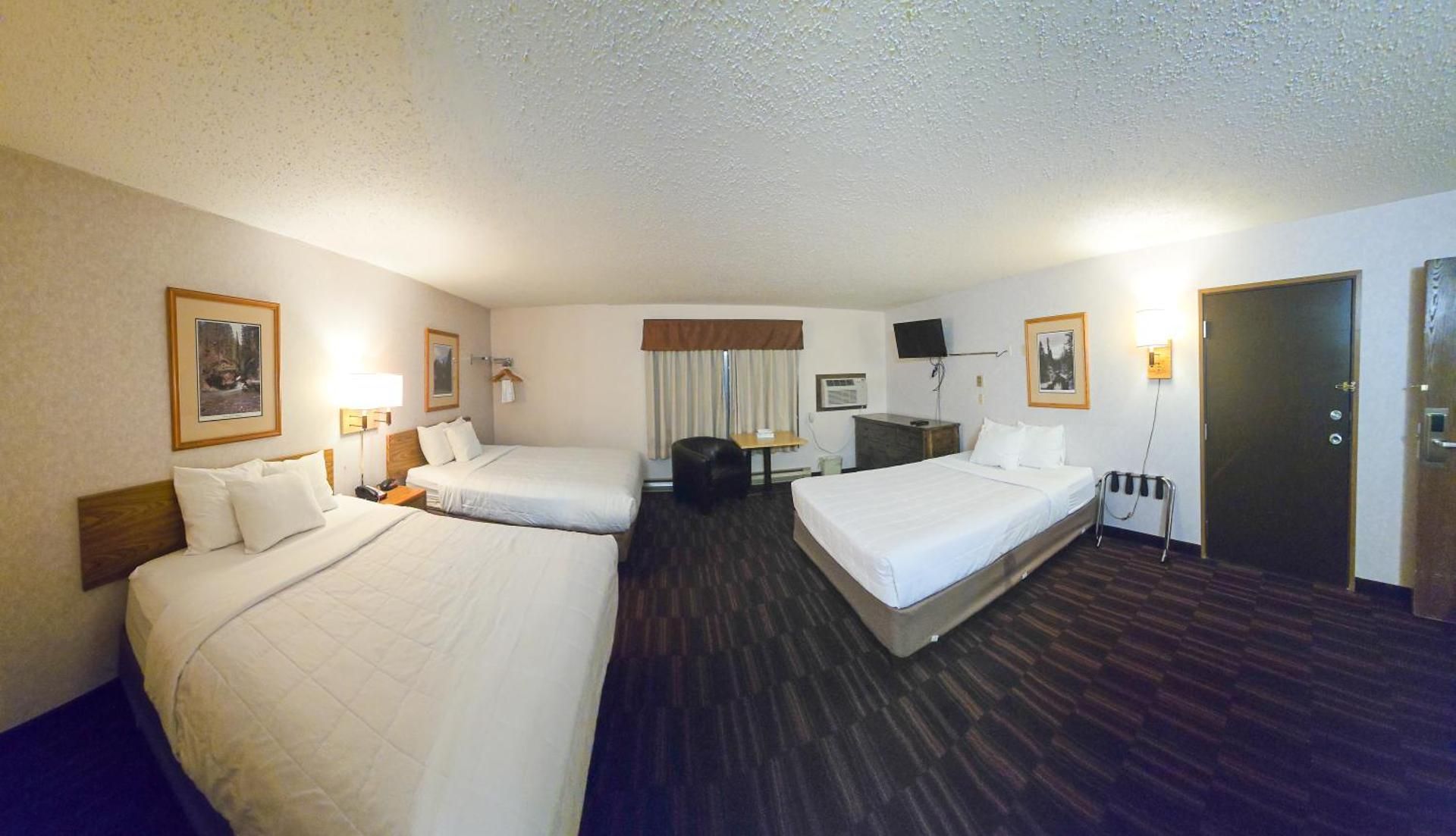 3 Queen Beds, Family Room, Non-Smoking