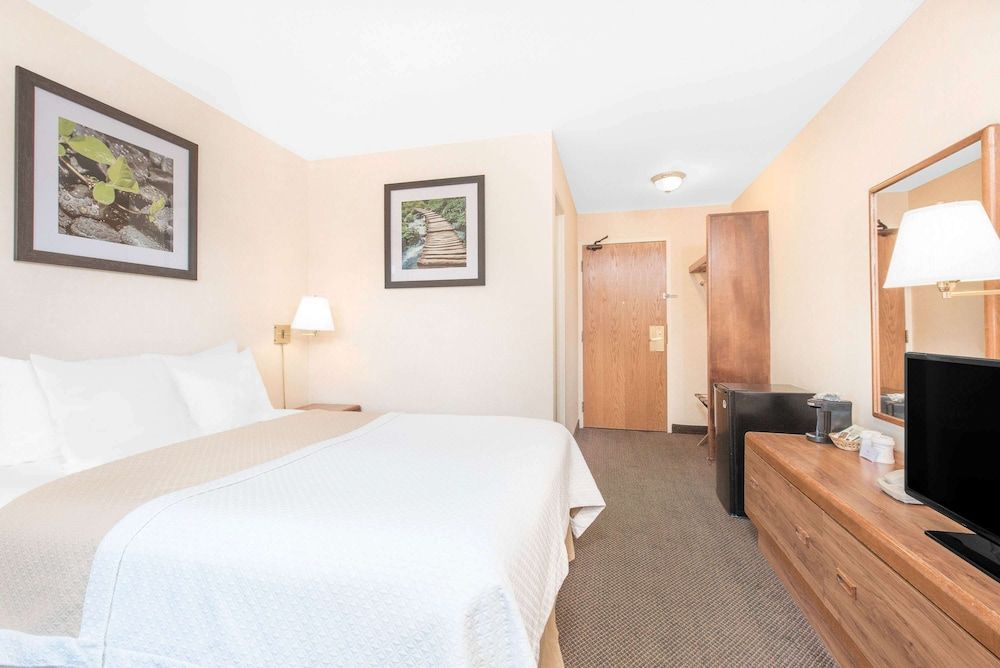 Standard Room, 1 Queen Bed