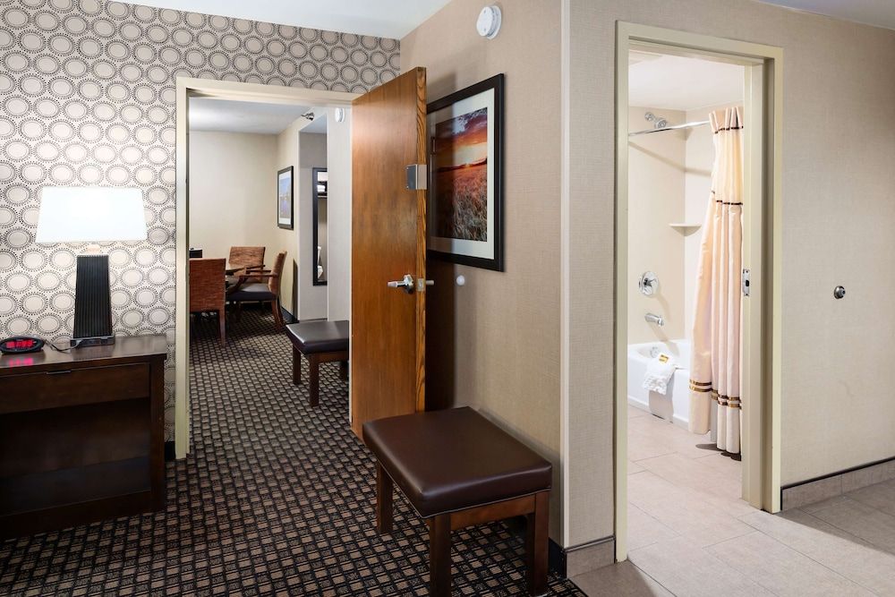 Best Western Plus Ramkota Hotel Suite, 1 King Bed, Non Smoking, Fireplace (with Sofabed) 7