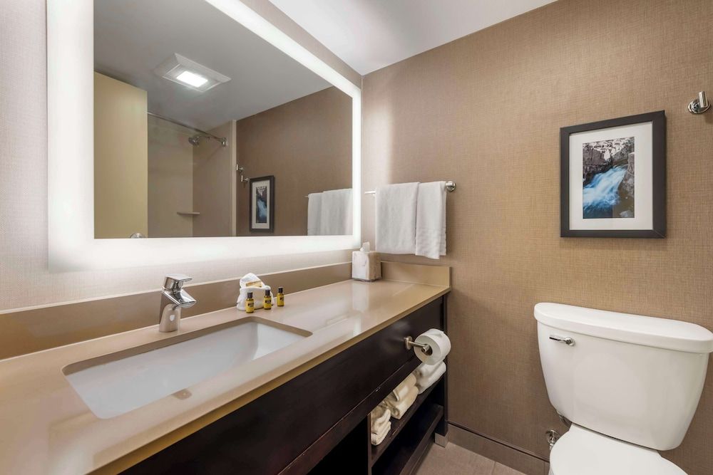 Best Western Plus Ramkota Hotel Suite, 1 King Bed, Non Smoking, Fireplace (with Sofabed) 4