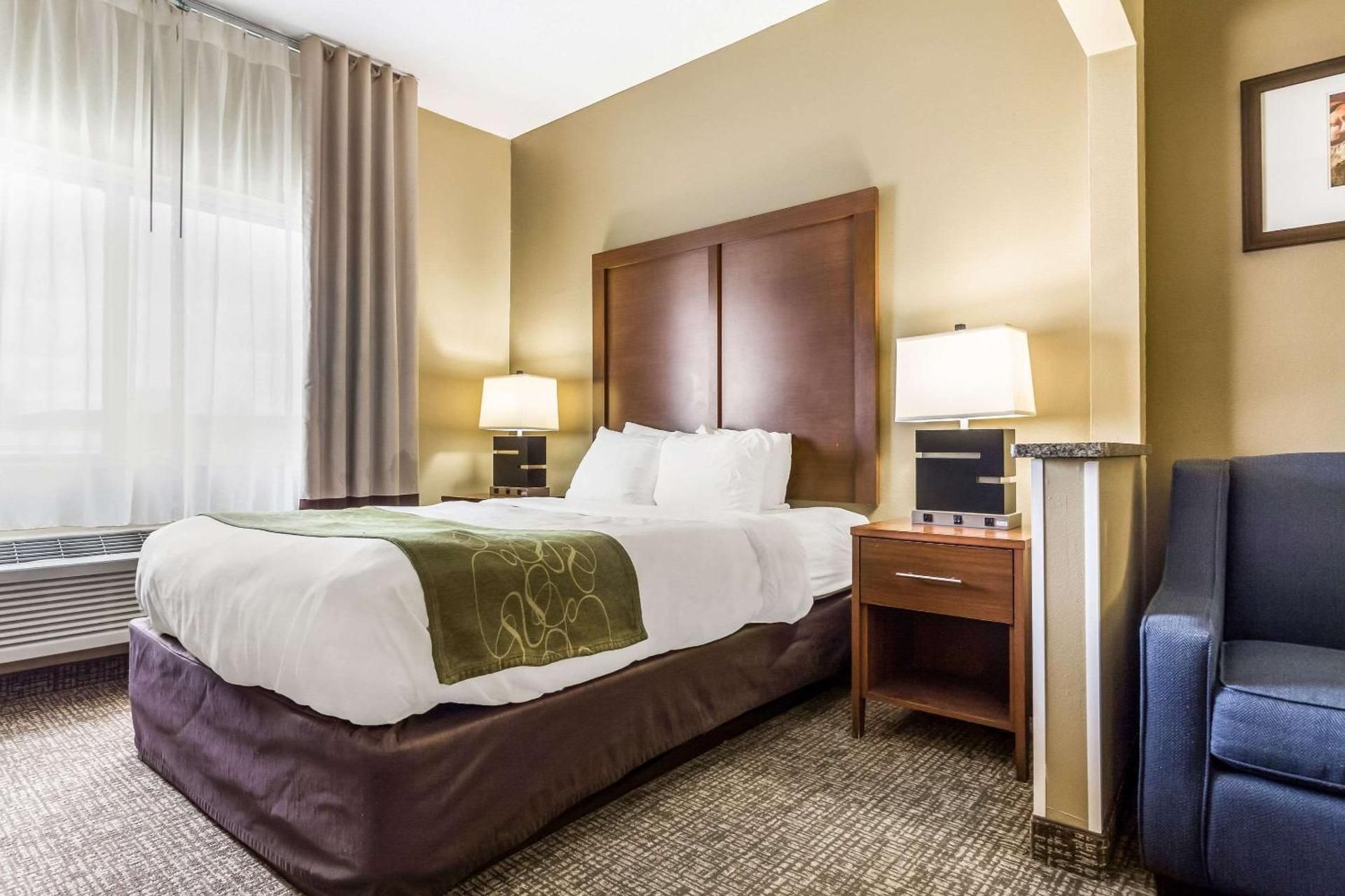 1 Queen Bed, Suite, Nonsmoking, Accessible