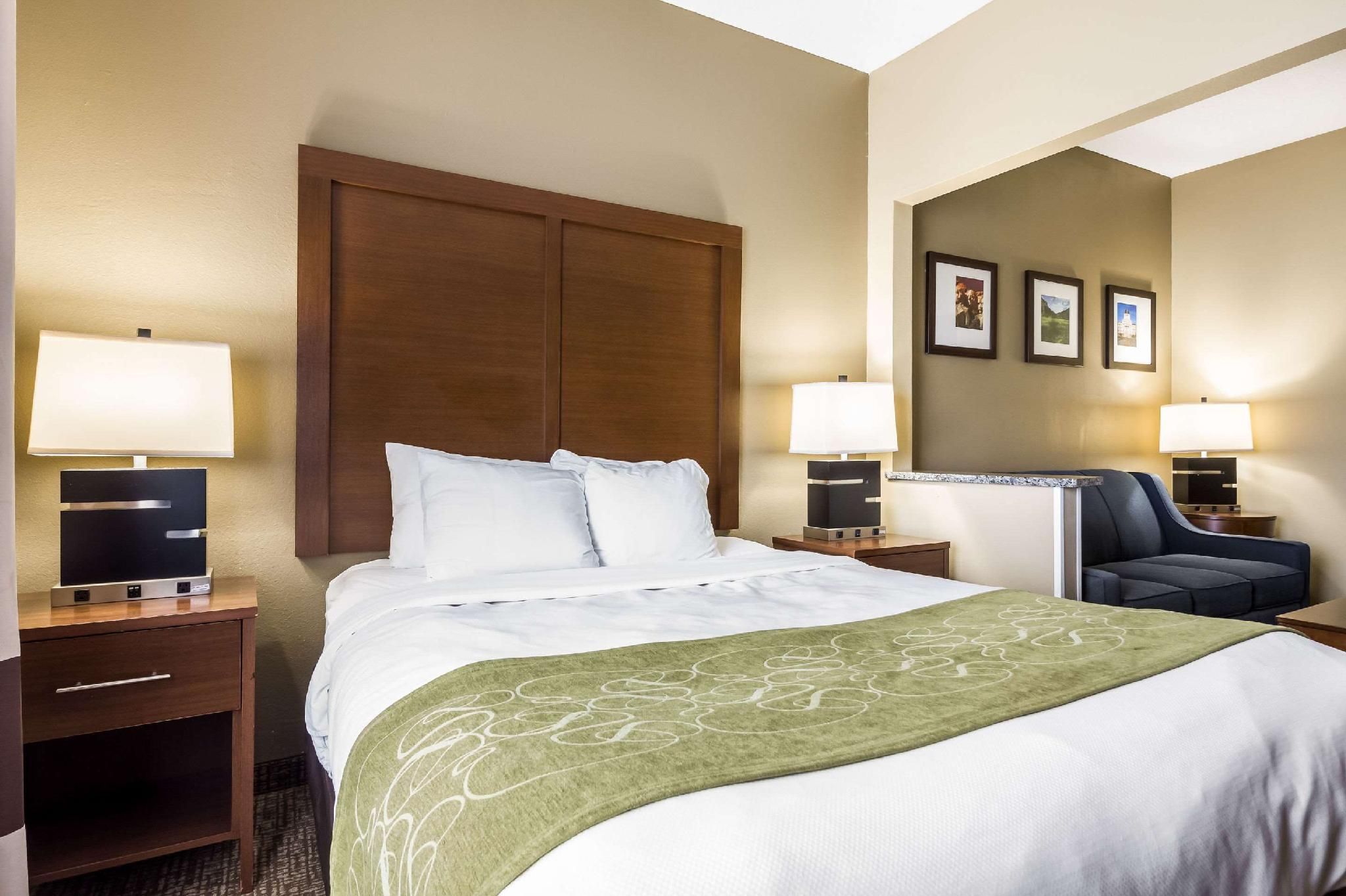 1 Queen Bed, Suite, Nonsmoking, Accessible