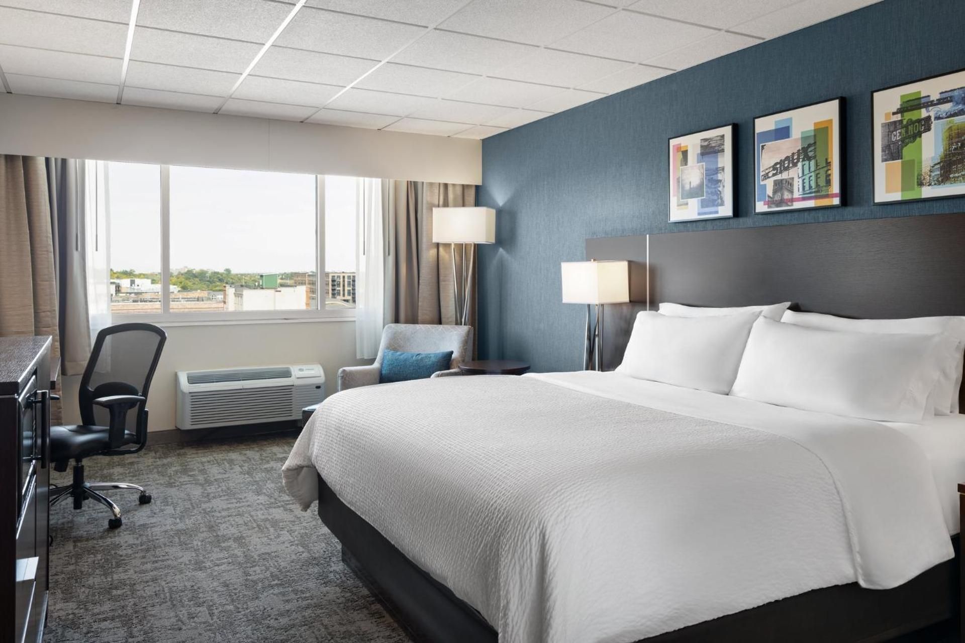 1 King Standard Concierge Floor