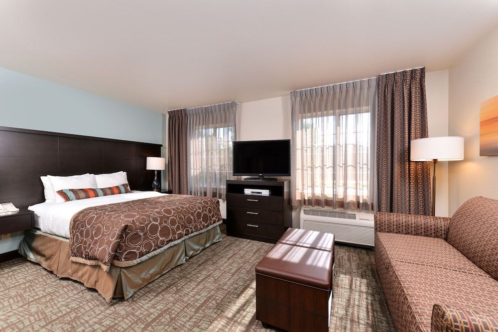 Studio Suite, 1 Queen Bed, Kitchen