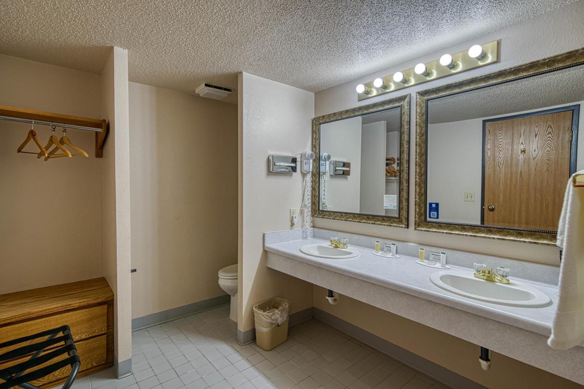 1 King Bed Suite Non-Smoking
