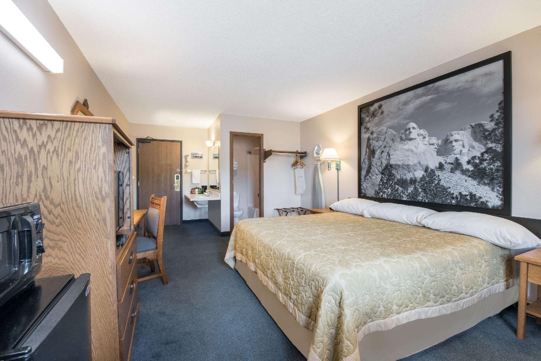 1 King Bed Suite Non-Smoking