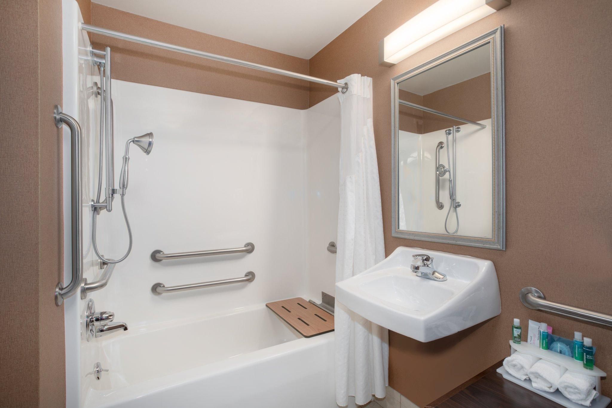 1 King Standard Comm Mobility accessible tub