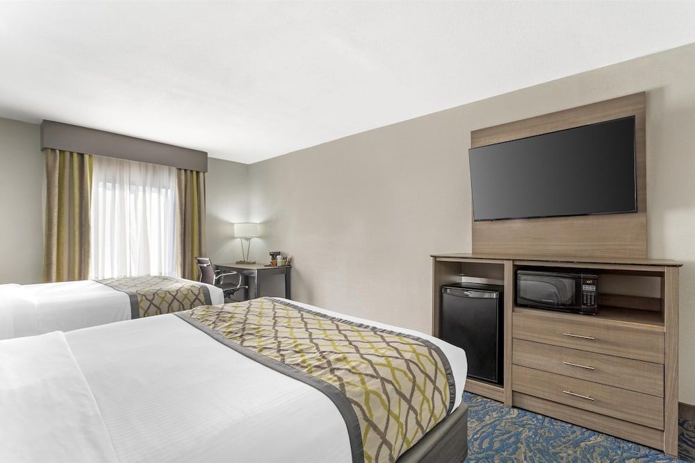 Suite, 2 Queen Beds, Non Smoking (with Sofabed)