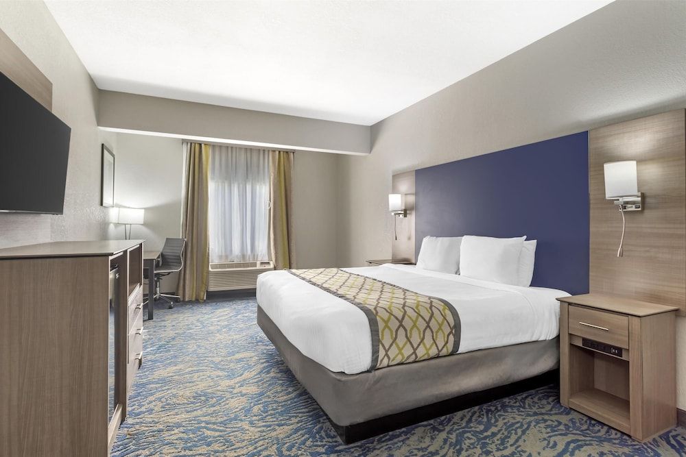 Standard Room, 1 King Bed, Accessible, Bathtub