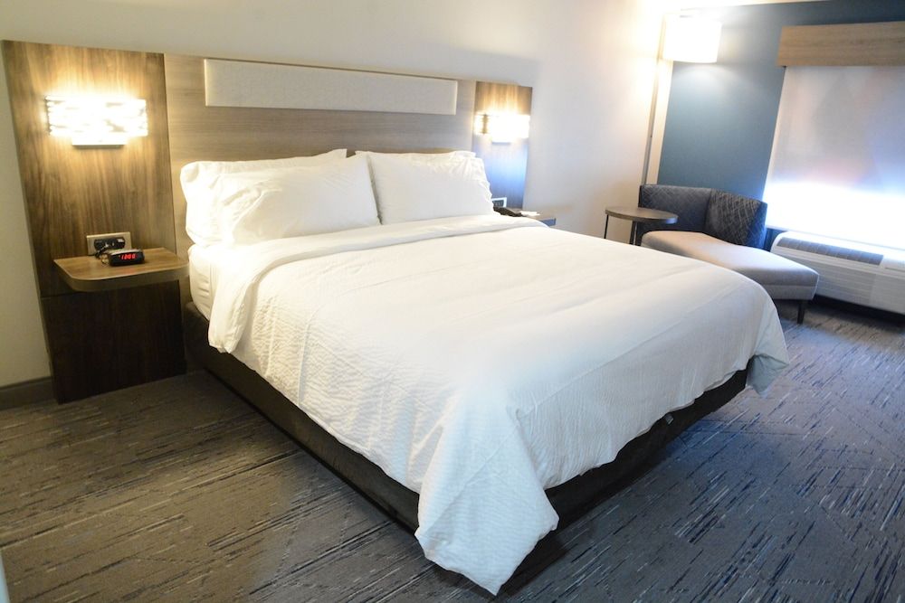 Standard Room, 1 King Bed, Accessible Bathtub (Mobility)