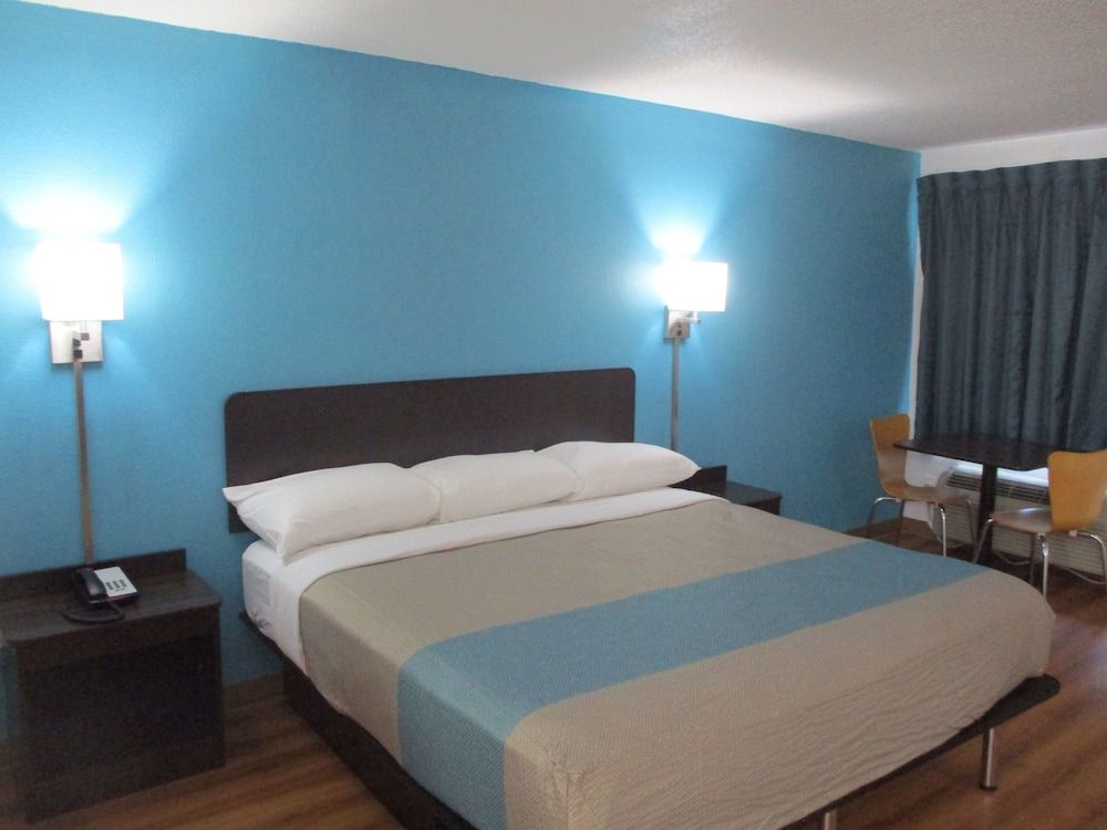 Standard Room, 1 King Bed, Accessible, Non Smoking