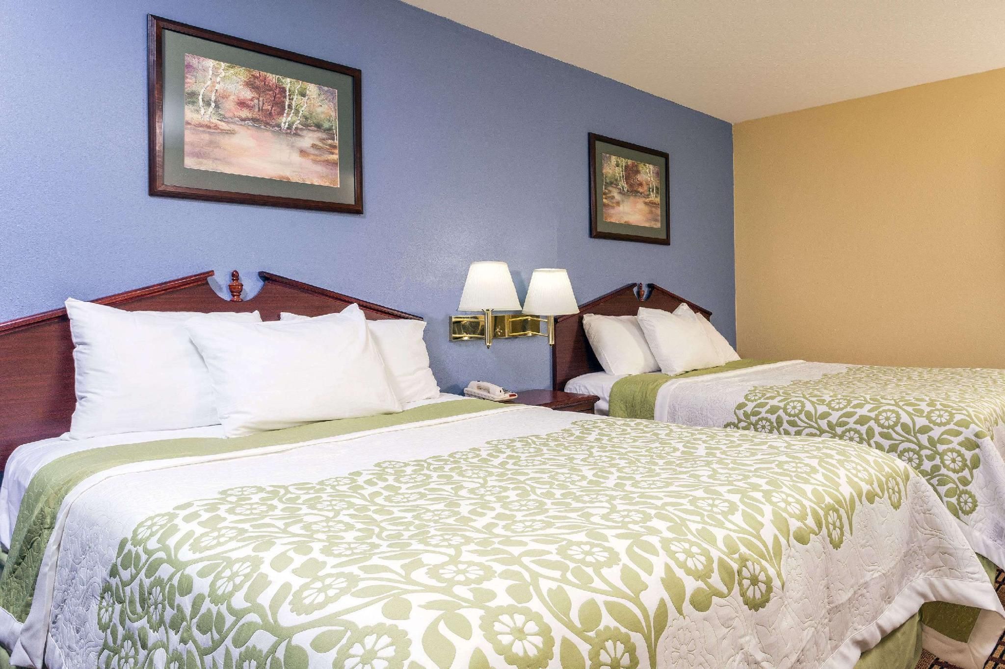 Days Inn by Wyndham Dickson 2 Queen Beds Non-Smoking