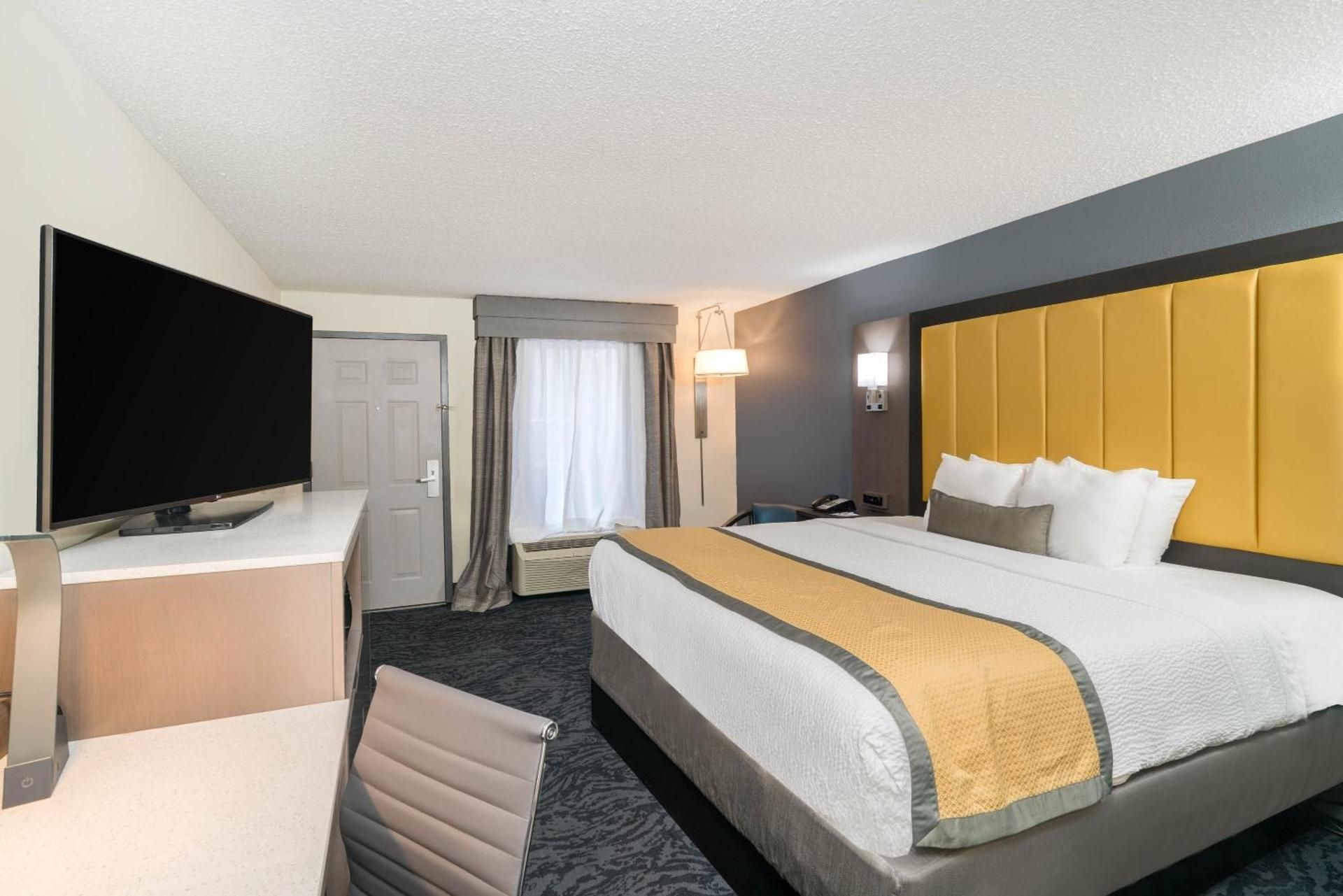 1 King Bed Non-Smoking