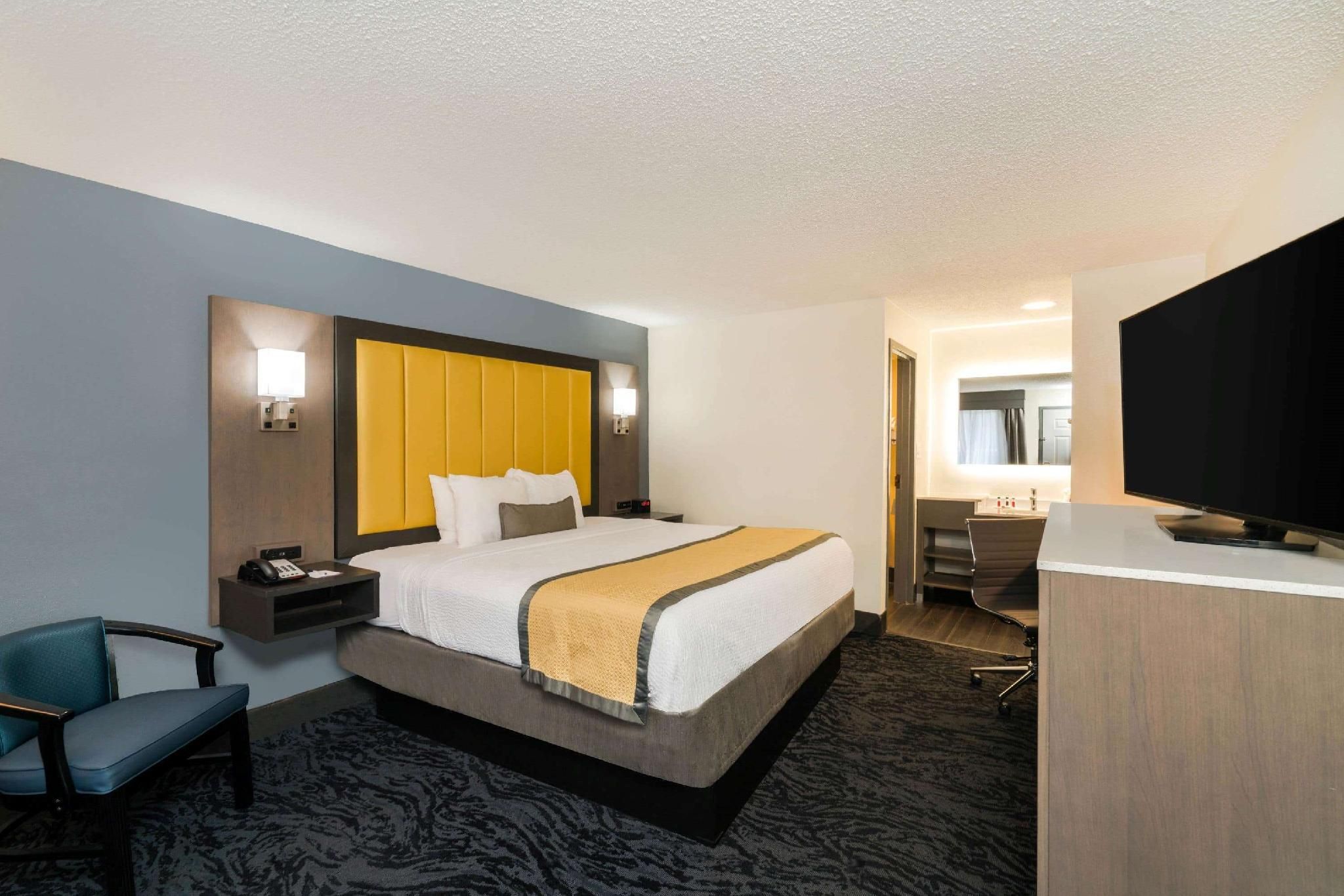 1 King Bed Non-Smoking