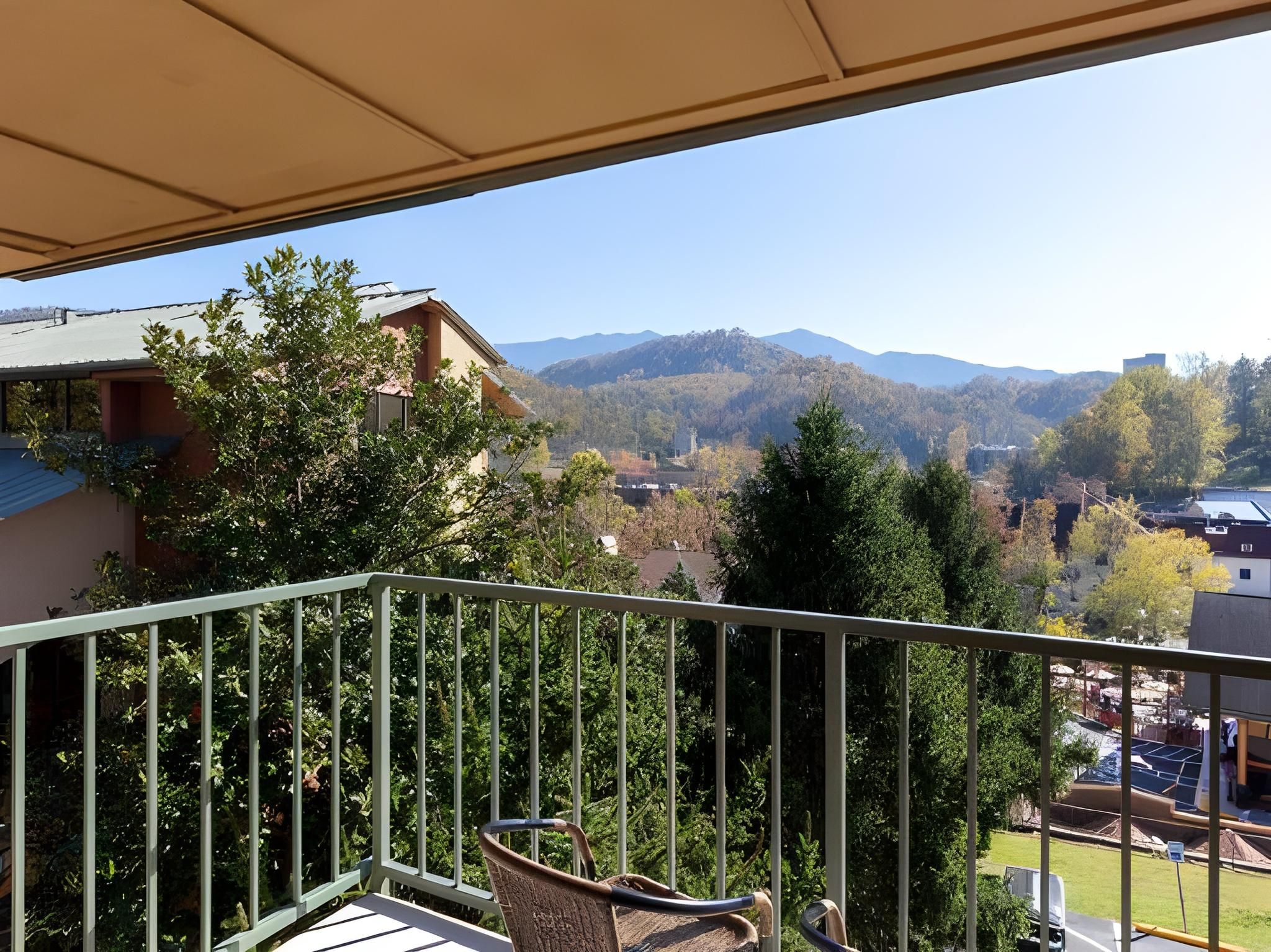 River Terrace Resort and Convention Center Standard King Guestroom 2