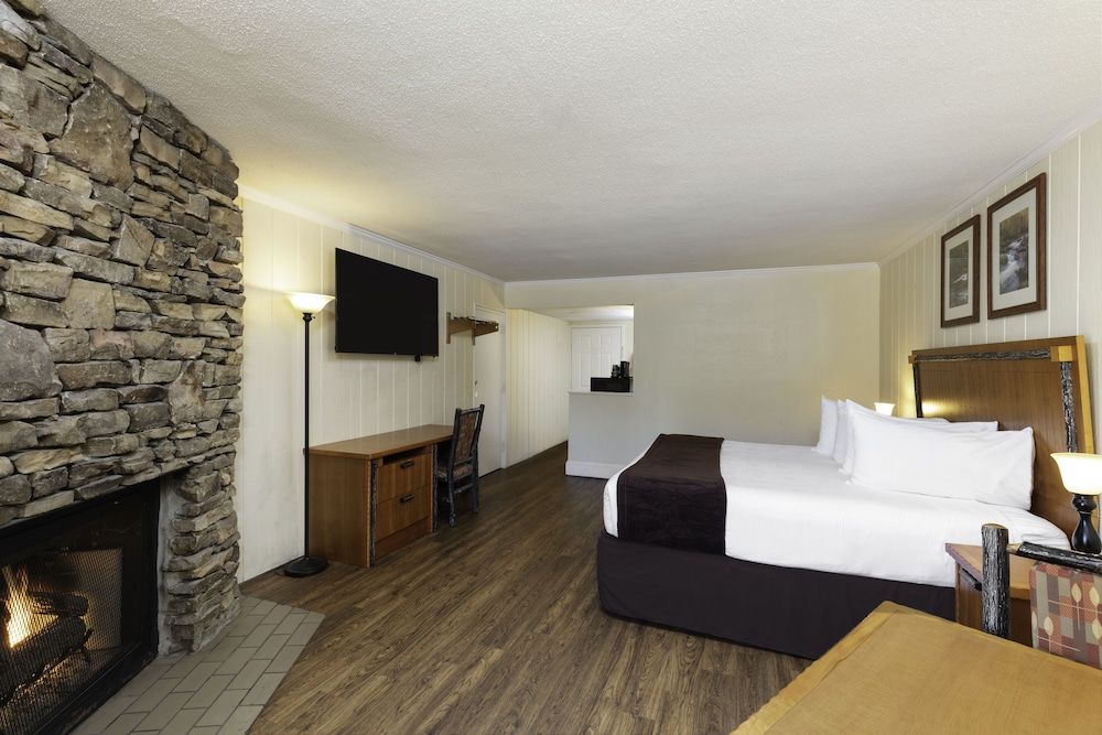 River Terrace Resort & Convention Center Signature Room, 1 King Bed, River View 2