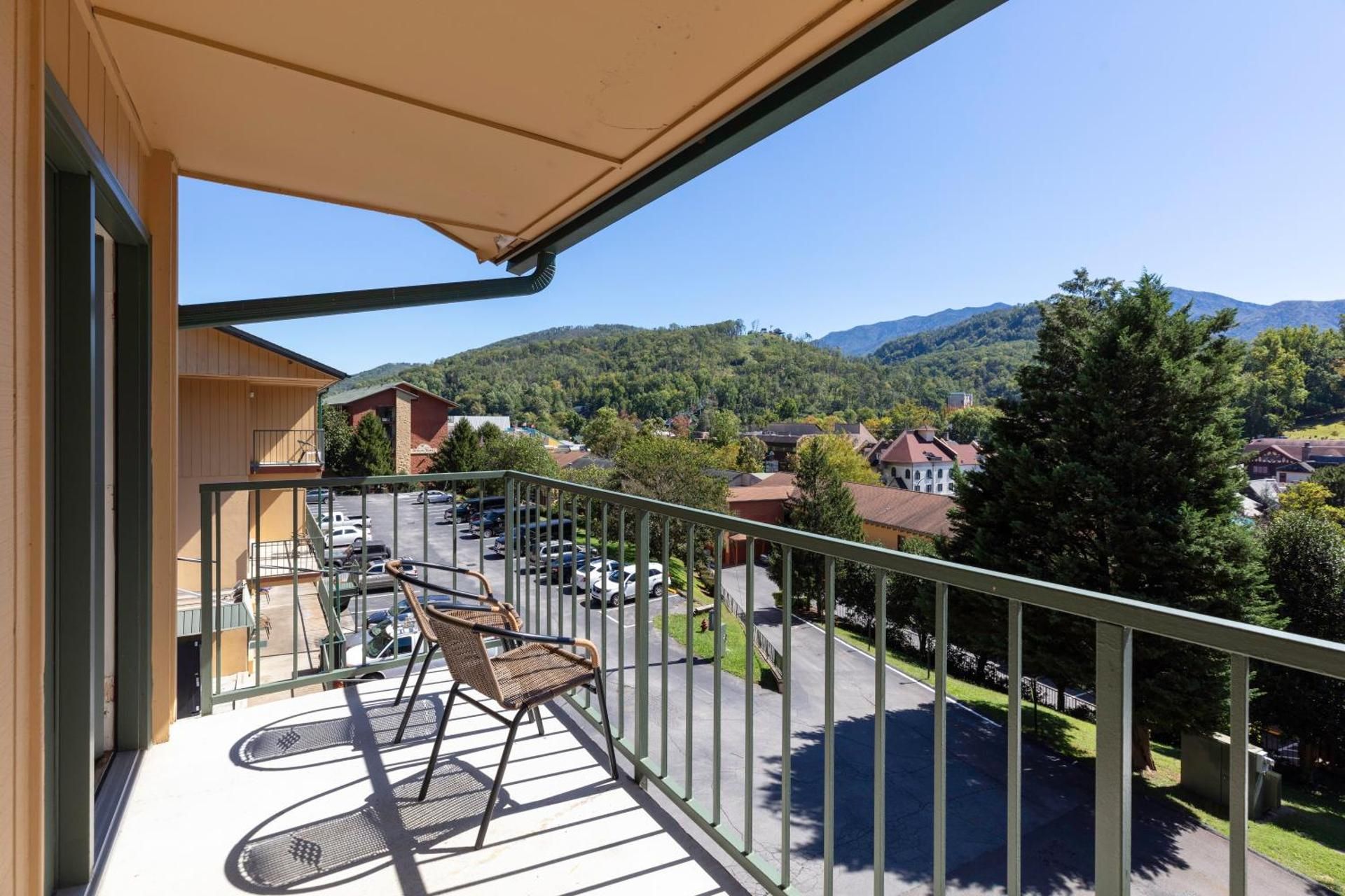 River Terrace Resort and Convention Center Signature King Guestroom 3