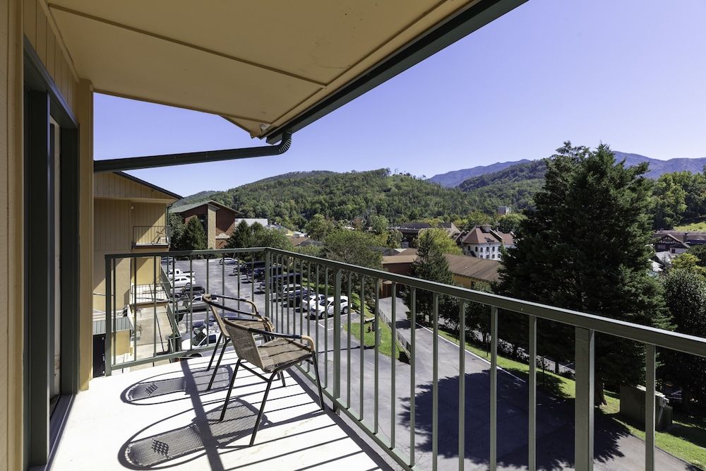 River Terrace Resort & Convention Center Signature Room - 1 King Bed 3