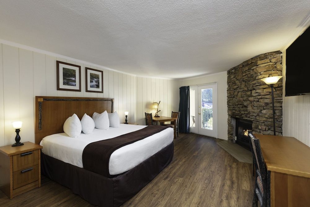 River Terrace Resort & Convention Center Signature Room, 1 King Bed, River View 3