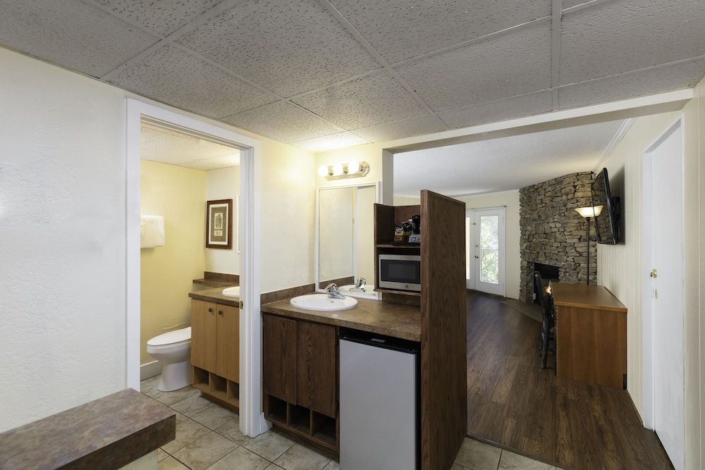 River Terrace Resort & Convention Center Signature Room, 1 King Bed, River View 4