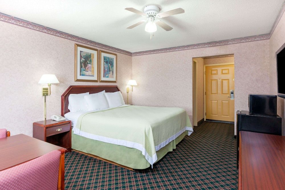 Standard Room, 1 King Bed